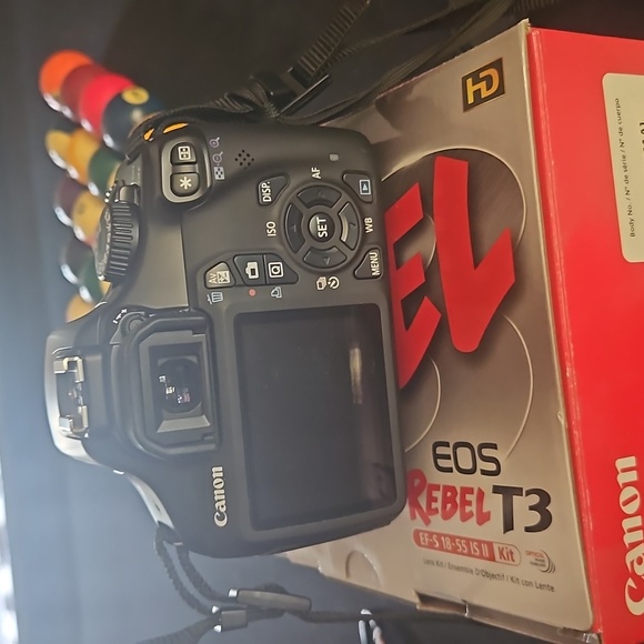 Canon EOS Rebel T3 DSLR - Picture 10 of 11